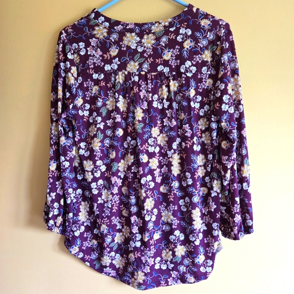 Vince Camuto Floral V-Neck Top, S (PTP=18.5") - Picture 4 of 4
